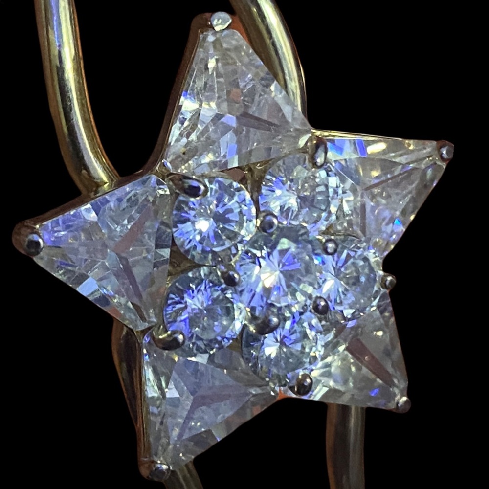 Star Clasp Bangle. New, fits most